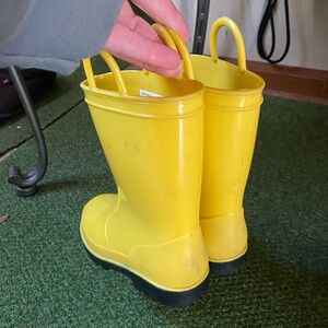 Yellow rain boots size toddler 10